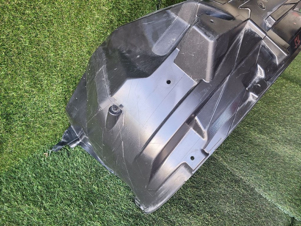 SUZUKI SX4 S-Cross II Jobb első Dobbetét (Kerékjárati, Műanyag) 7232164R 5. kép