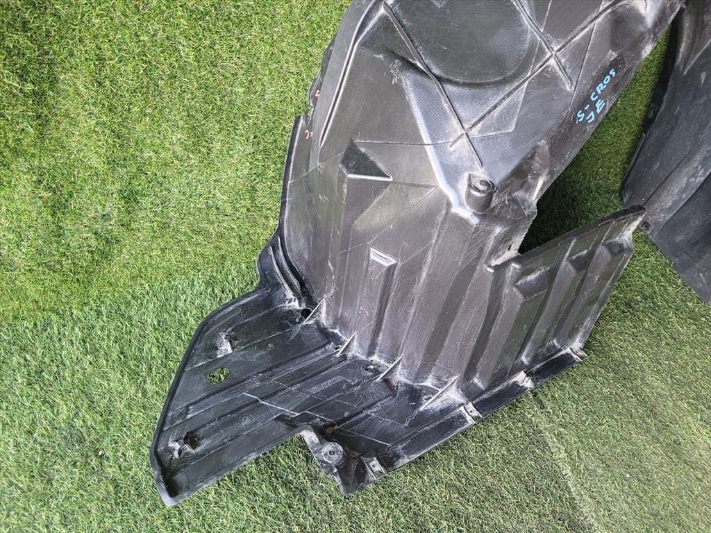 SUZUKI SX4 S-Cross II Jobb első Dobbetét (Kerékjárati, Műanyag) 7232164R 8. kép