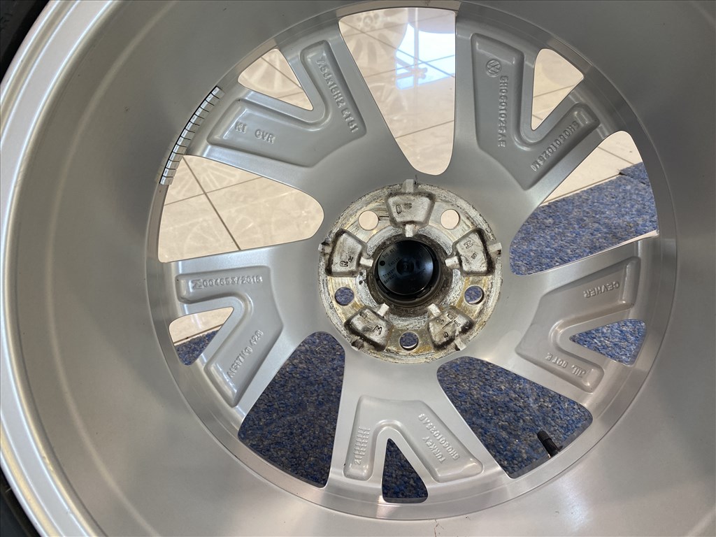 (3762) Volkswagen 18 gyári alufelni felni 5x112, 225/40 téli gumi Golf 2. kép