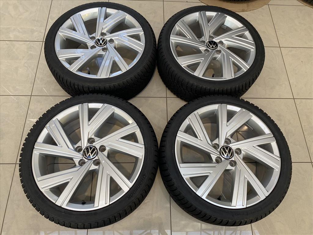 (3762) Volkswagen 18 gyári alufelni felni 5x112, 225/40 téli gumi Golf 3. kép