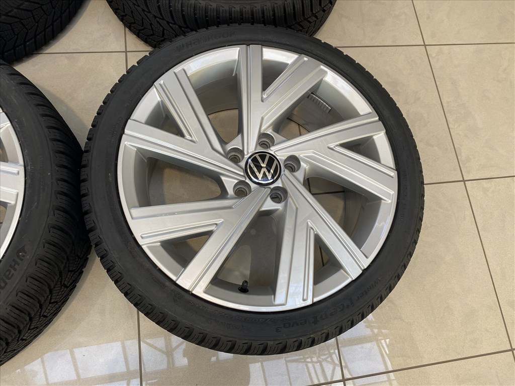 (3762) Volkswagen 18 gyári alufelni felni 5x112, 225/40 téli gumi Golf 4. kép