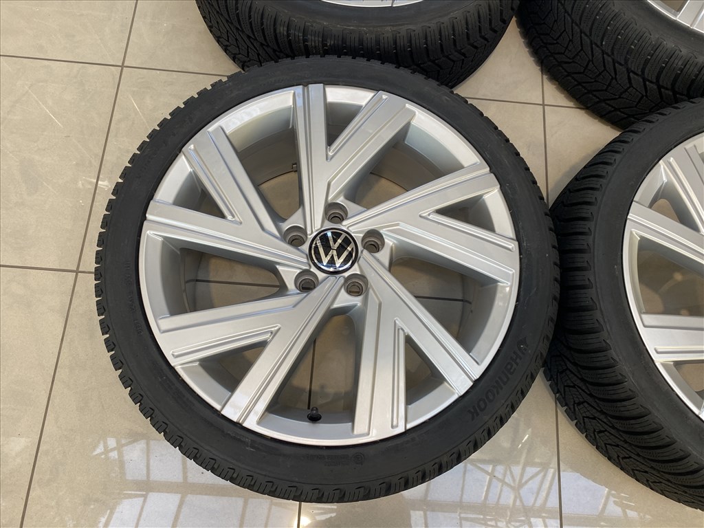 (3762) Volkswagen 18 gyári alufelni felni 5x112, 225/40 téli gumi Golf 5. kép