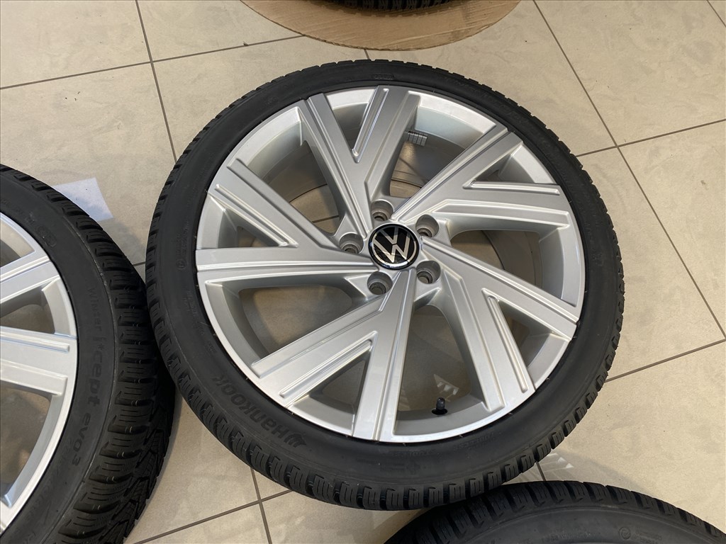 (3762) Volkswagen 18 gyári alufelni felni 5x112, 225/40 téli gumi Golf 6. kép