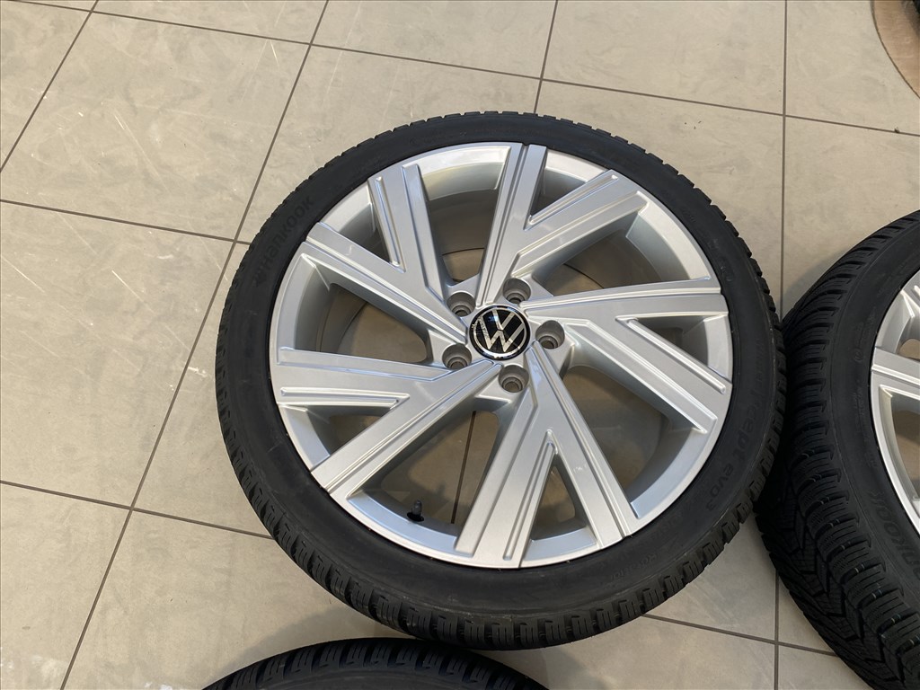(3762) Volkswagen 18 gyári alufelni felni 5x112, 225/40 téli gumi Golf 7. kép