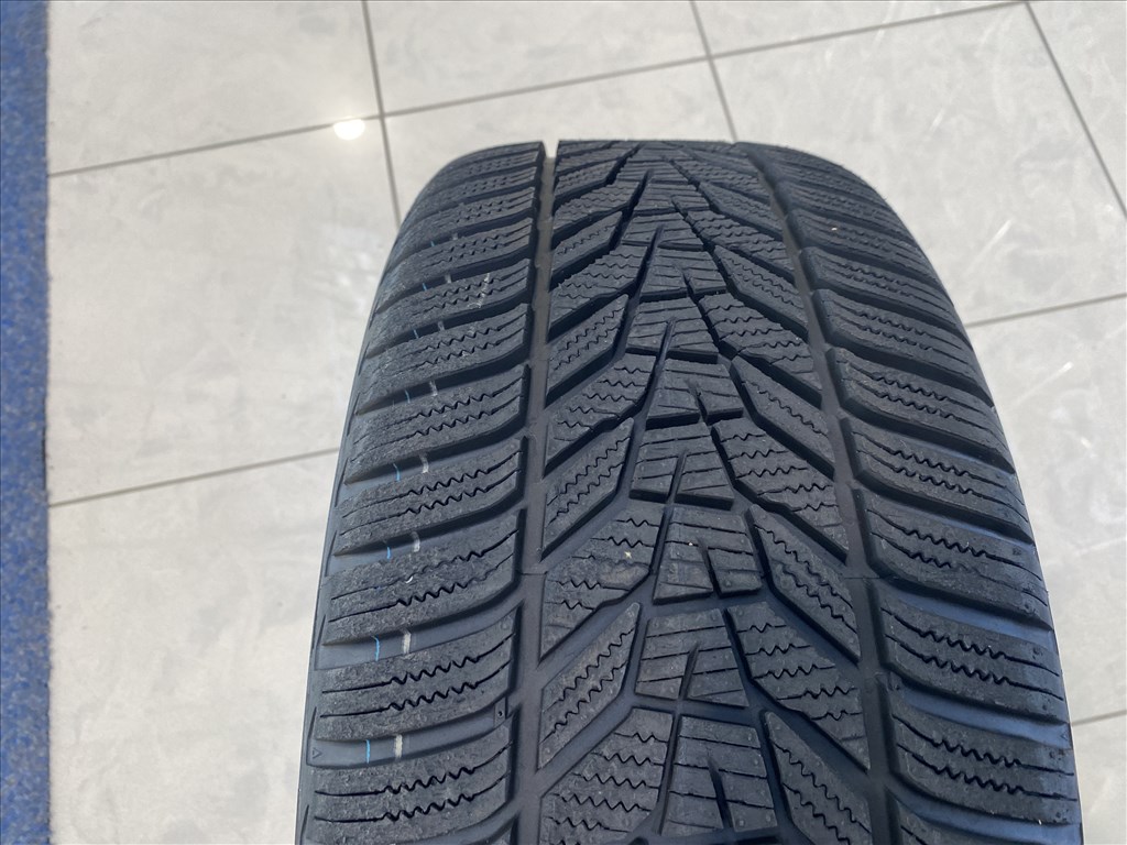 (3762) Volkswagen 18 gyári alufelni felni 5x112, 225/40 téli gumi Golf 8. kép