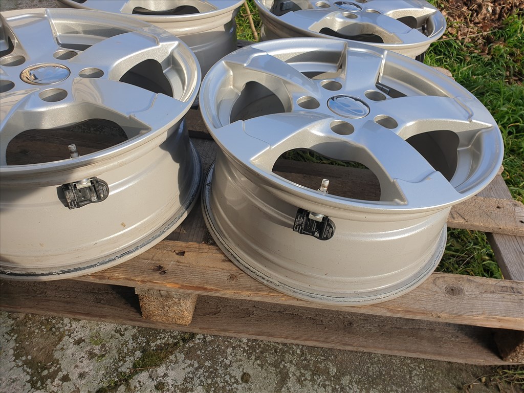 15" 5x114,3 Hyundai + szenzor 5. kép