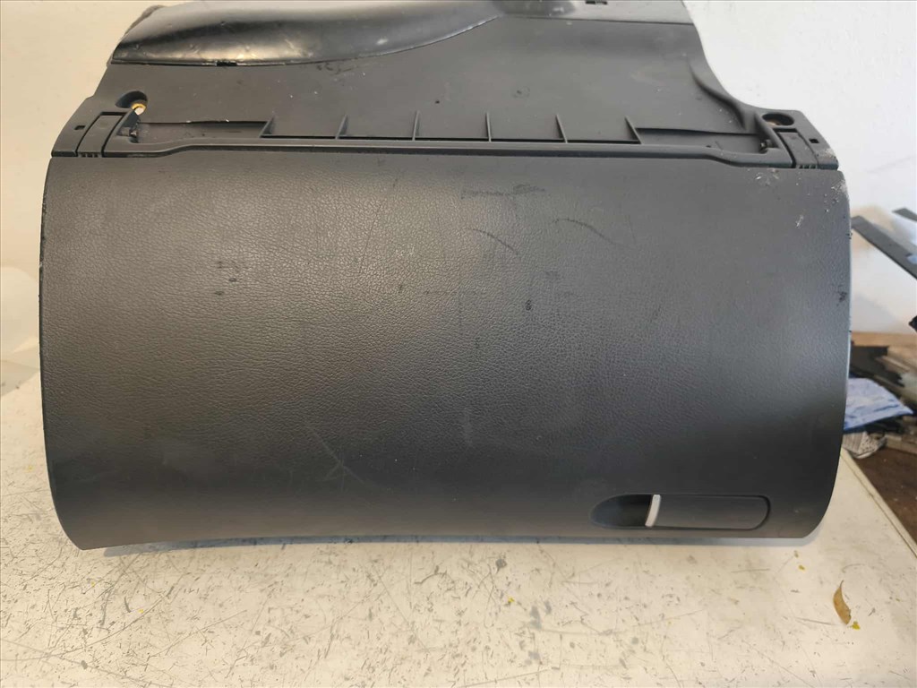 Audi A4 (B6/B7) kesztyűtartó  1. kép