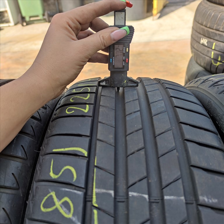 225/40 R19 Bridgestone nyári gumi 140000ft a 4db/185/ 2. kép