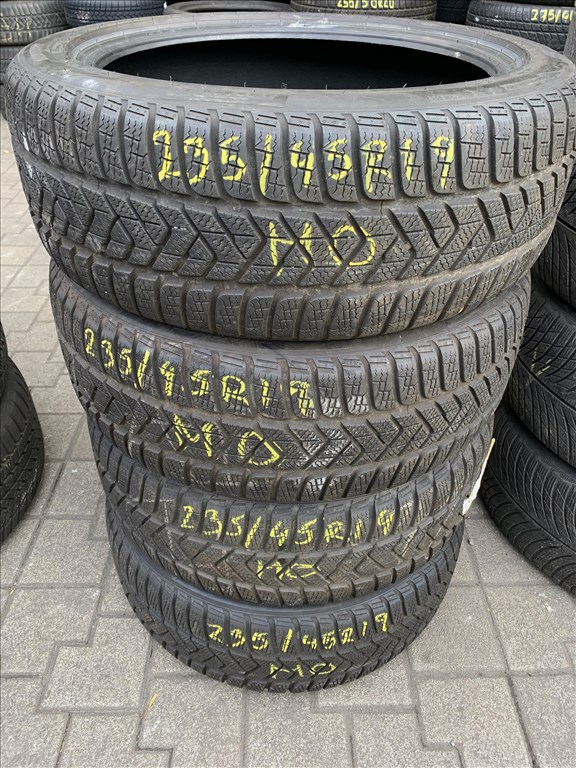  235/4519" újszerű Pirelli téli gumi  1. kép