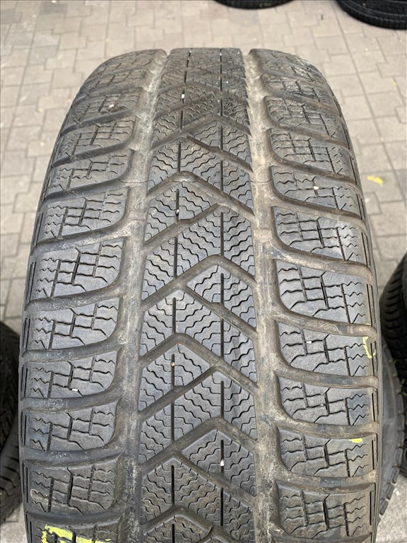  235/4519" újszerű Pirelli téli gumi  3. kép