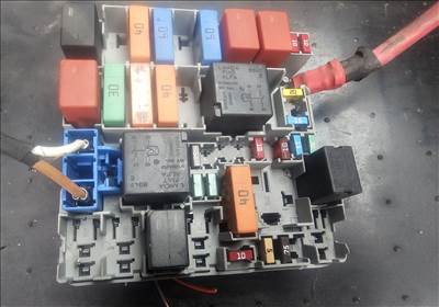 Fiat Doblo II Biztosíték tábla motortér 