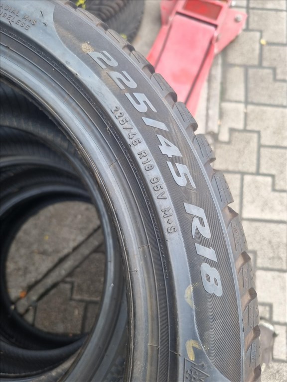  225/4518" újszerű Pirelli Sottozero 3 téli gumi 4db  5. kép