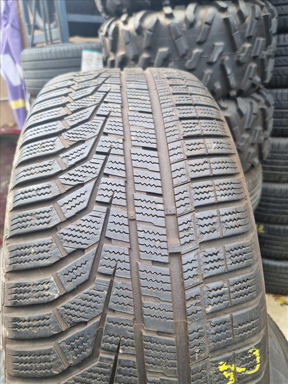  235/5517" újszerű Hankook W320 téli gumi 4db  4. kép