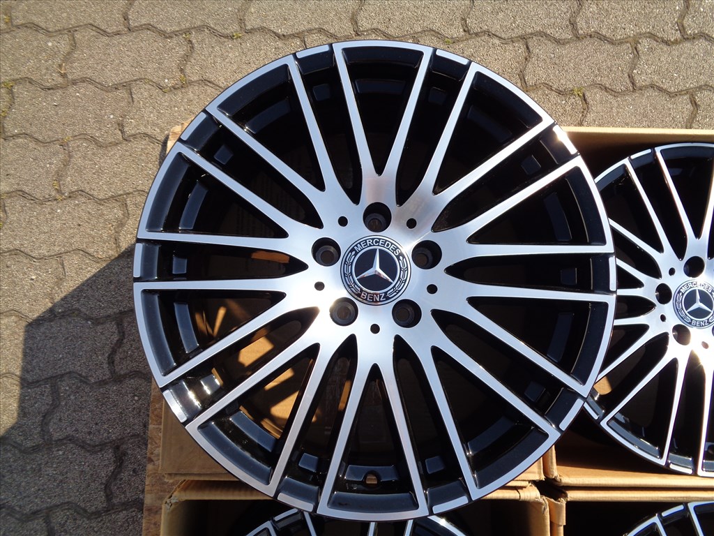 Új Mercedes gyári alufelni 18-as C-osztály, 5×112-es osztóval, fekete-polir eladó. 2. kép