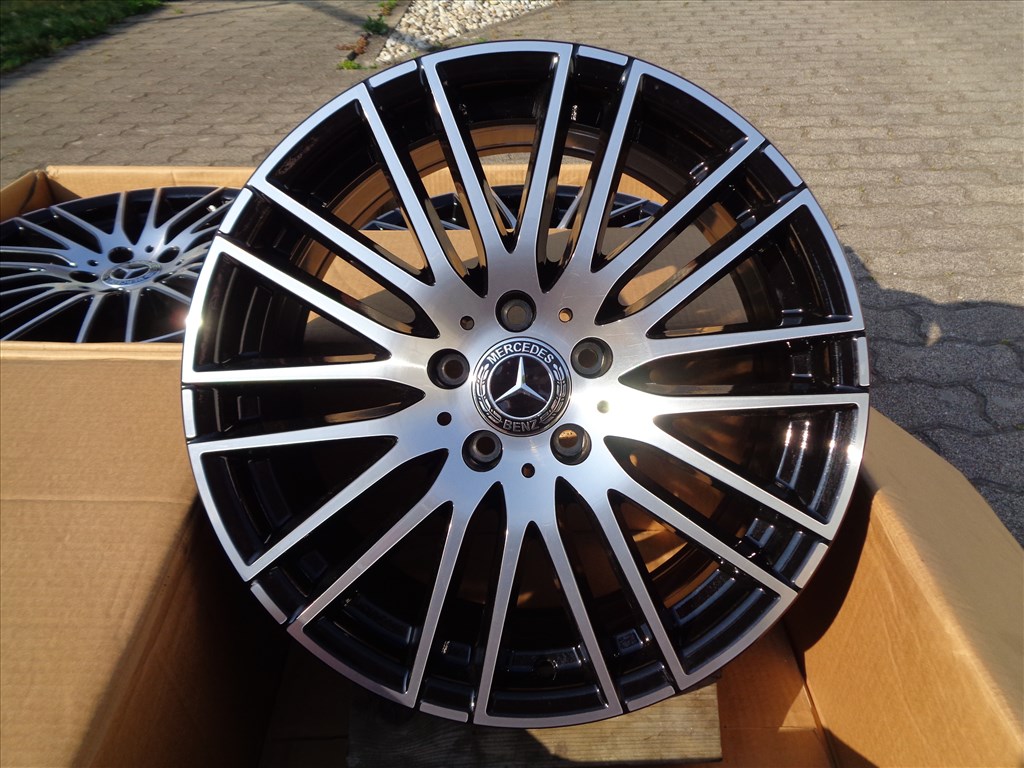 Új Mercedes gyári alufelni 18-as C-osztály, 5×112-es osztóval, fekete-polir eladó. 3. kép