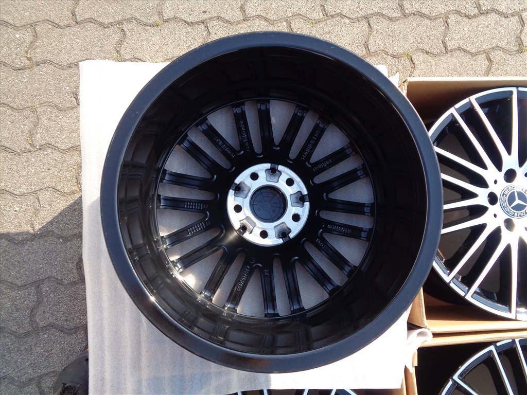 Új Mercedes gyári alufelni 18-as C-osztály, 5×112-es osztóval, fekete-polir eladó. 4. kép