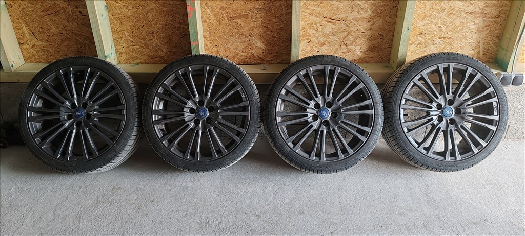  5x108 lyukosztású 19" használt (gyári felni) alufelni, rajta 235/35 újszerű Kleber nyári gumi gumi  1. kép