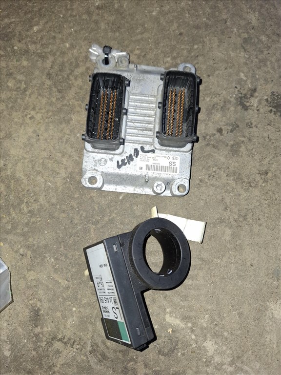 Opel Corsa C 1.0 z10xep motorvezérlő és apróságok  4. kép