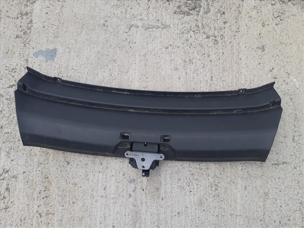 Bontásra: Volvo V40 csomagtérajtó alsó kárpit (zár körüli kárpit) yv1mv8431f2223368 31291048 1. kép