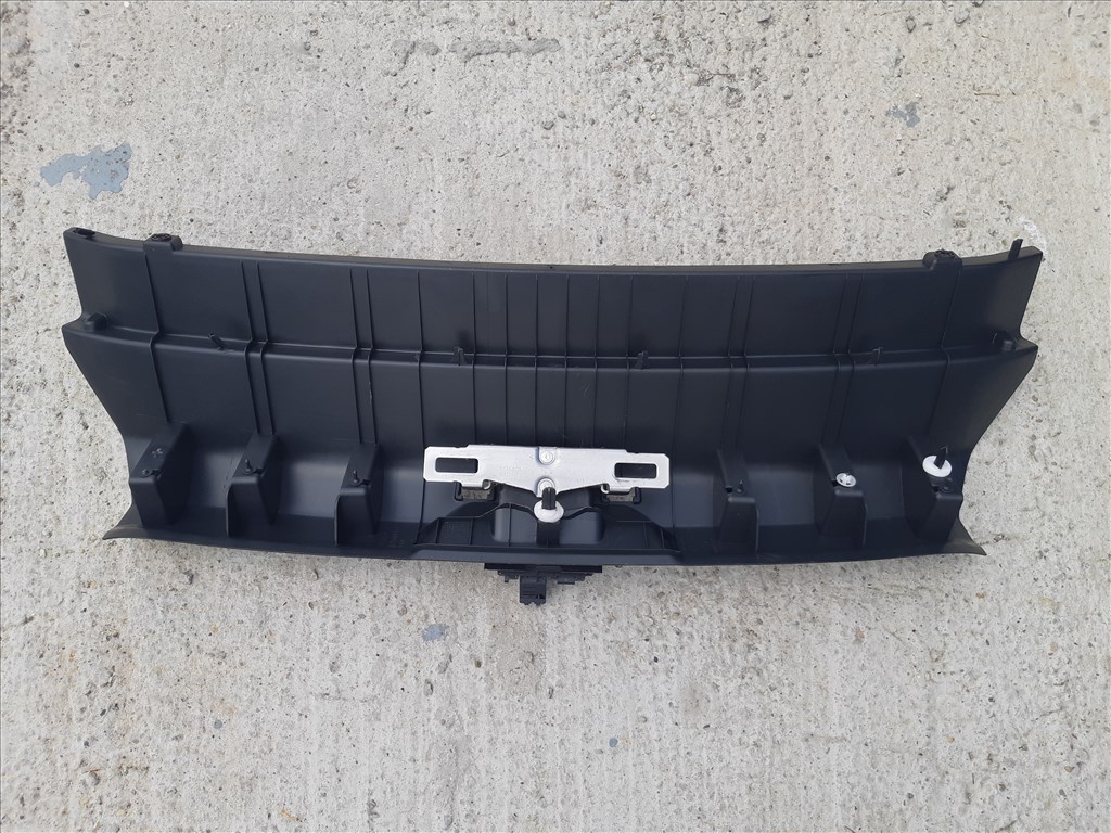 Bontásra: Volvo V40 csomagtérajtó alsó kárpit (zár körüli kárpit) yv1mv8431f2223368 31291048 2. kép