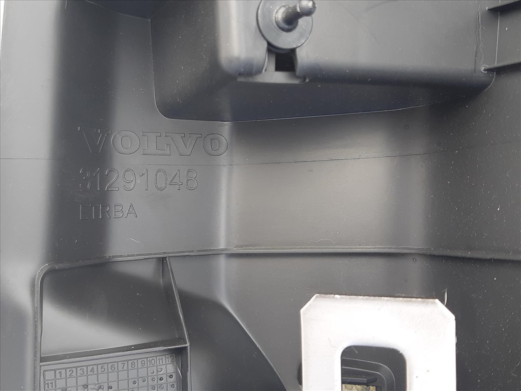 Bontásra: Volvo V40 csomagtérajtó alsó kárpit (zár körüli kárpit) yv1mv8431f2223368 31291048 3. kép