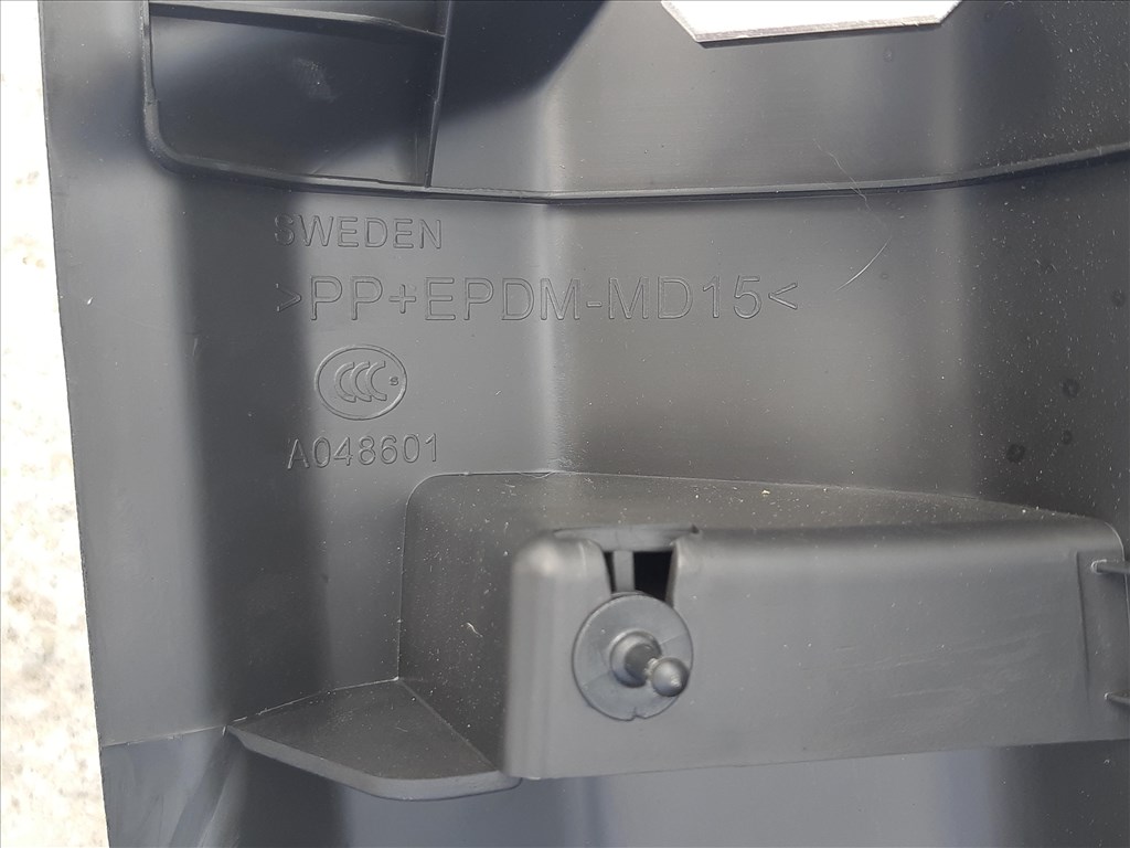 Bontásra: Volvo V40 csomagtérajtó alsó kárpit (zár körüli kárpit) yv1mv8431f2223368 31291048 4. kép