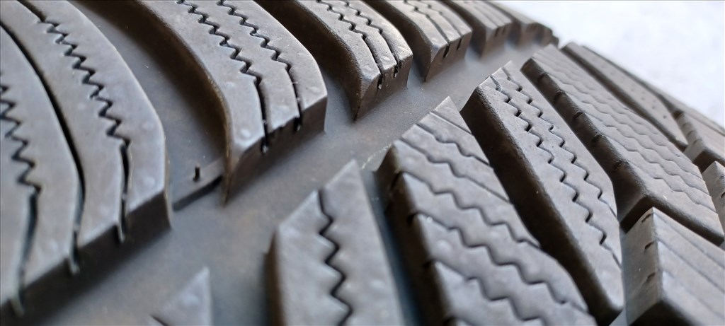 Hankook Winter Icept Evo3 295/30 R20 téli gumik 2db 2. kép