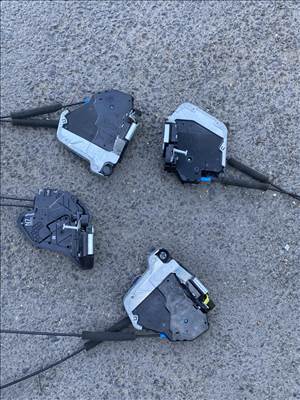 Toyota Corolla (E210) ajtó zárszerkezet 