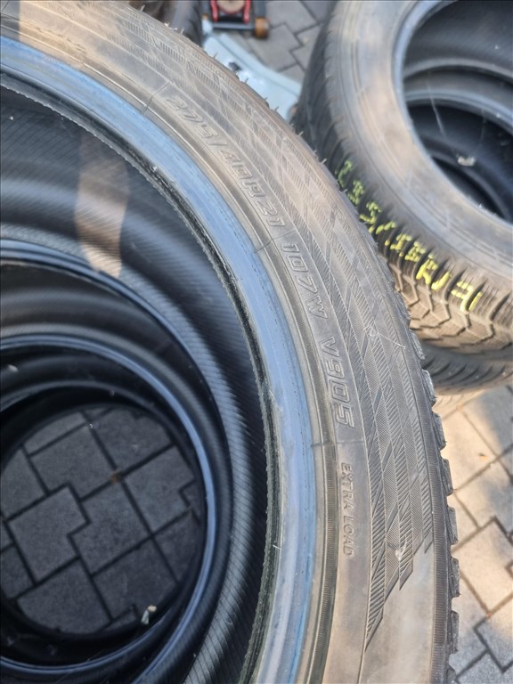  275/4021" 315/3521" újszerű Yokohama BluEarth winter V905 téli gumi szett  5. kép