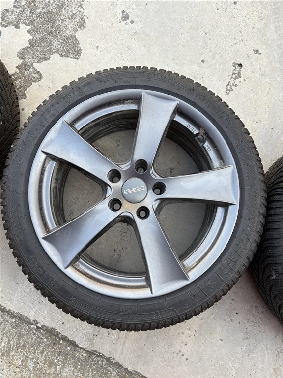 5x112 lyukosztású 17" újszerű Dezent alufelni, rajta 225/45 újszerű Kleber téli gumi gumi  1. kép
