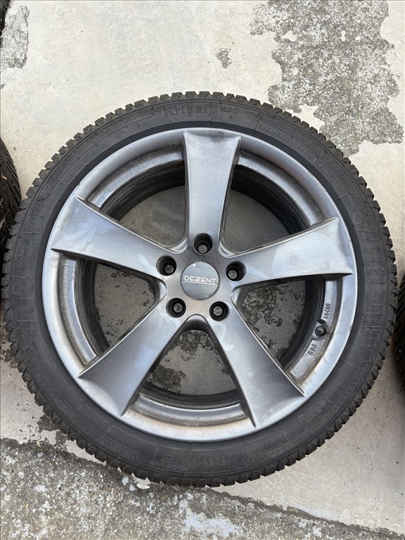 5x112 lyukosztású 17" újszerű Dezent alufelni, rajta 225/45 újszerű Kleber téli gumi gumi  2. kép
