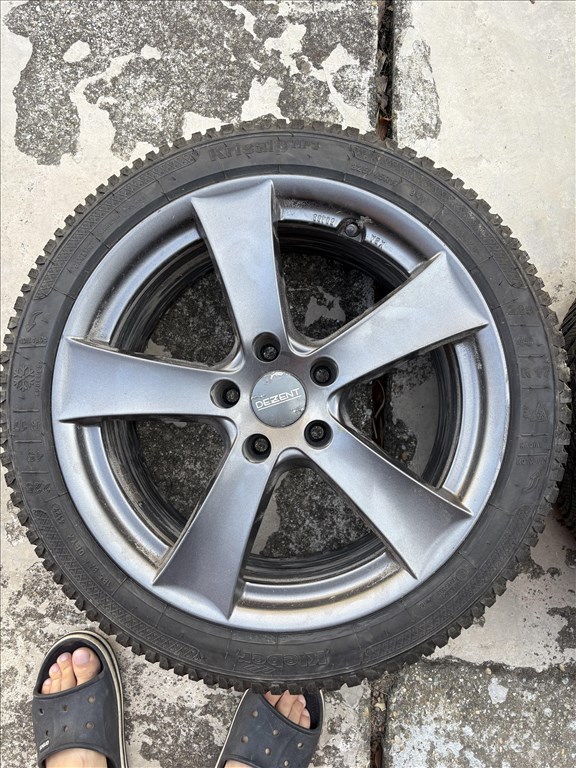  5x112 lyukosztású 17" újszerű Dezent alufelni, rajta 225/45 újszerű Kleber téli gumi gumi  3. kép