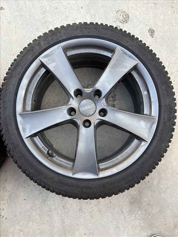  5x112 lyukosztású 17" újszerű Dezent alufelni, rajta 225/45 újszerű Kleber téli gumi gumi  4. kép
