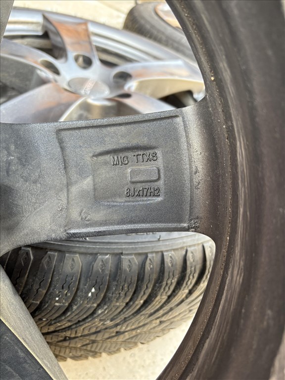  5x112 lyukosztású 17" újszerű Dezent alufelni, rajta 225/45 újszerű Kleber téli gumi gumi  6. kép