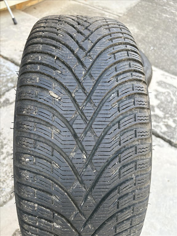  5x112 lyukosztású 17" újszerű Dezent alufelni, rajta 225/45 újszerű Kleber téli gumi gumi  7. kép