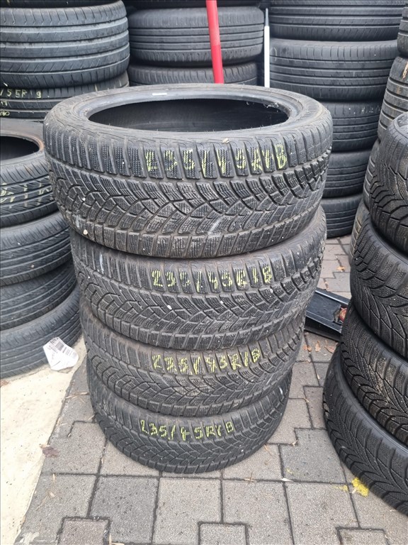 235/4518" újszerű Goodyear Ultragrip Performance téli gumi 4db  1. kép
