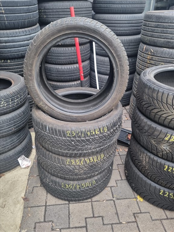  235/4518" újszerű Goodyear Ultragrip Performance téli gumi 4db  2. kép