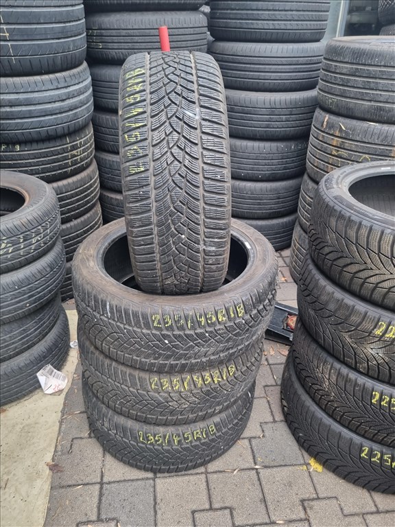  235/4518" újszerű Goodyear Ultragrip Performance téli gumi 4db  3. kép