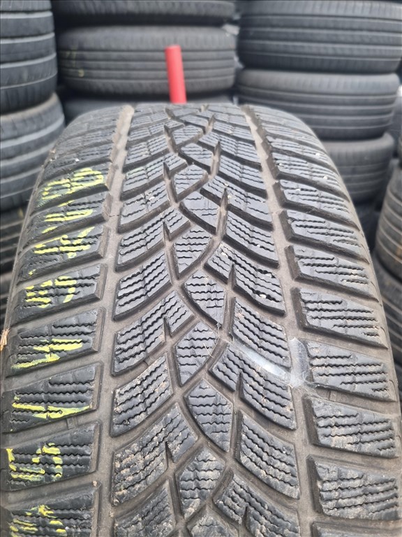  235/4518" újszerű Goodyear Ultragrip Performance téli gumi 4db  4. kép