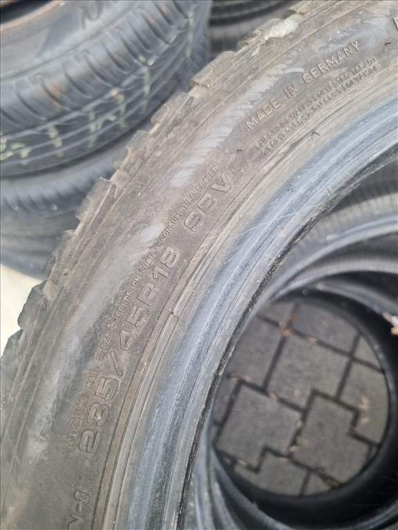  235/4518" újszerű Goodyear Ultragrip Performance téli gumi 4db  5. kép