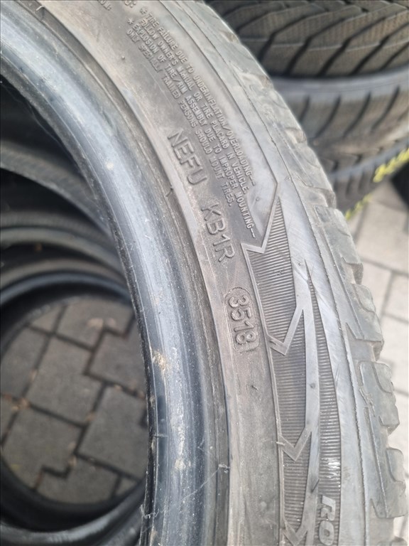  235/4518" újszerű Goodyear Ultragrip Performance téli gumi 4db  6. kép