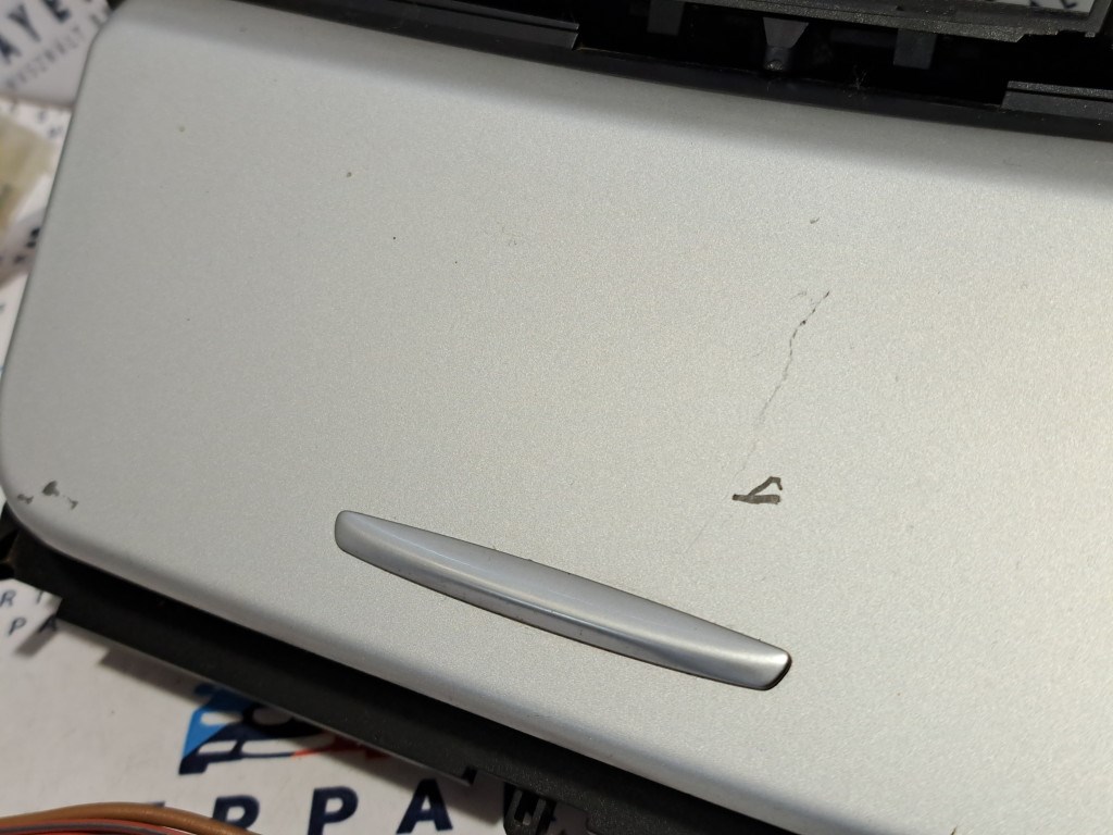 BMW E90 E91 E92 E93 E81 E82 E87 E88 középkonzol váltókeret tároló 2. kép