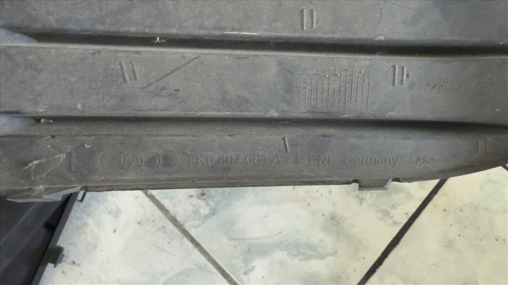 Audi A4 B8 bal ködlámpa rács 2008–2012 8k0807681a 2. kép