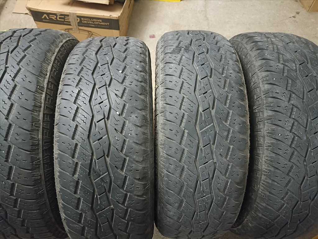  235/6517" használt Toyo Tires téli gumi gumi 1. kép