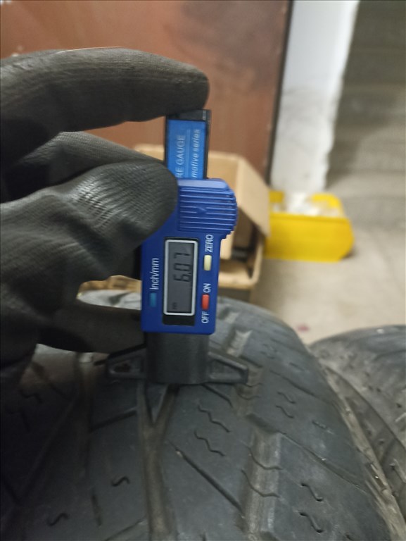  235/6517" használt Toyo Tires téli gumi gumi 2. kép