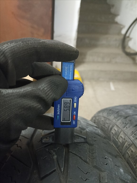  235/6517" használt Toyo Tires téli gumi gumi 3. kép