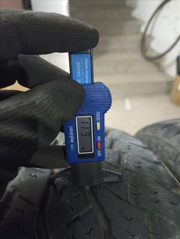  235/6517" használt Toyo Tires téli gumi gumi 4. kép