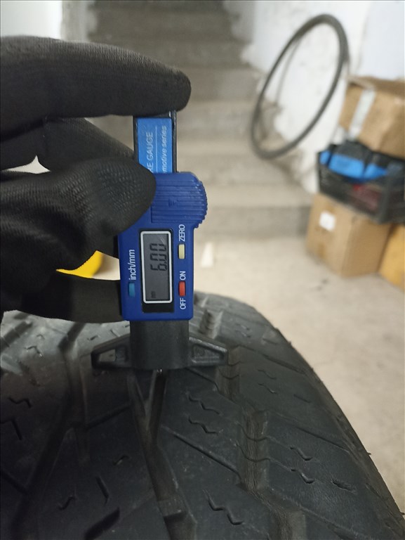  235/6517" használt Toyo Tires téli gumi gumi 5. kép