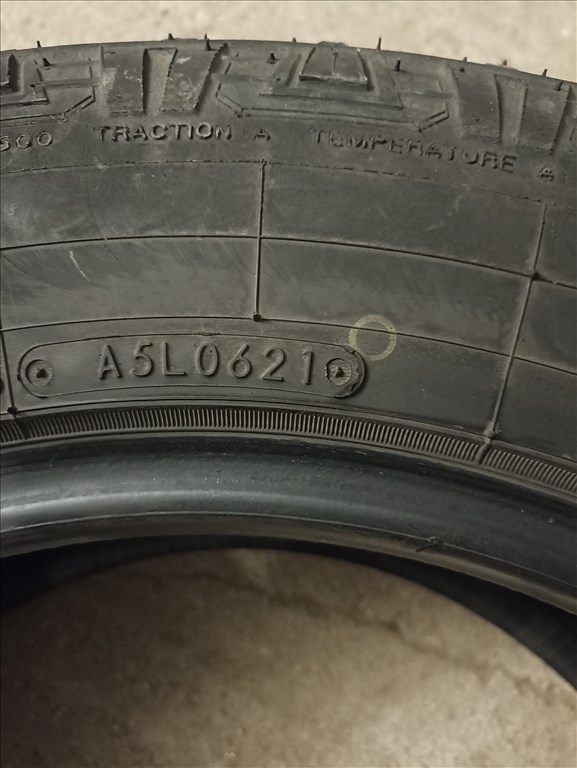 235/6517" használt Toyo Tires téli gumi gumi 6. kép