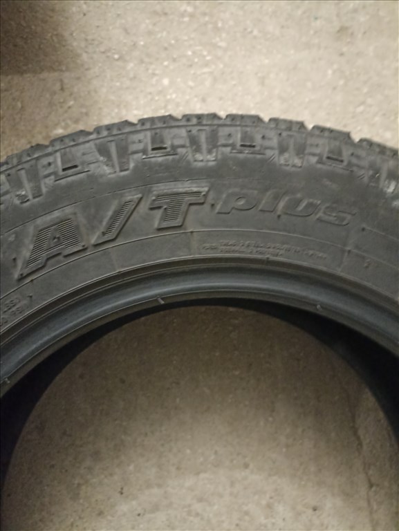  235/6517" használt Toyo Tires téli gumi gumi 7. kép